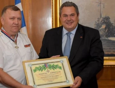 «Για γέλια και για κλάματα»: Πρώτα απελαύνουν τους Ρώσους διπλωμάτες και μετά λόγω φόβου αντιποίνων τους... βραβεύουν!